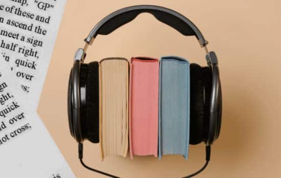 Sumérgete en romances con Storytel: ¡Amor móvil!